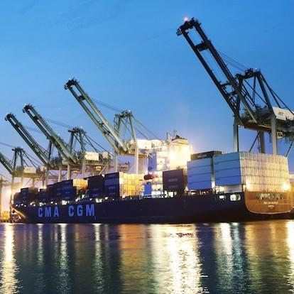Porto de contêiner à noite