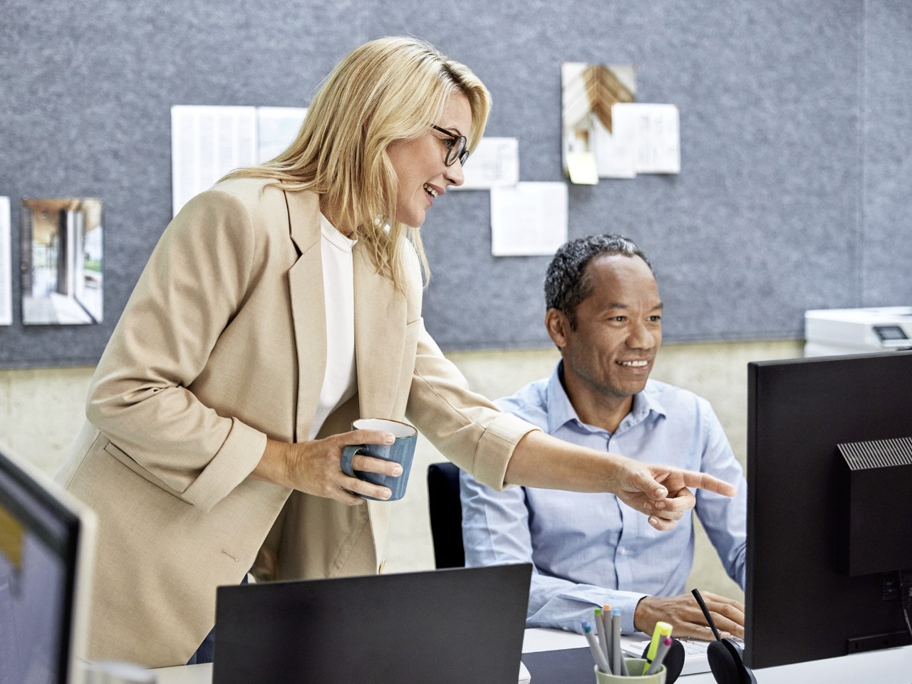collègue-pointe-du-doigt-un-écran-d-ordinateur