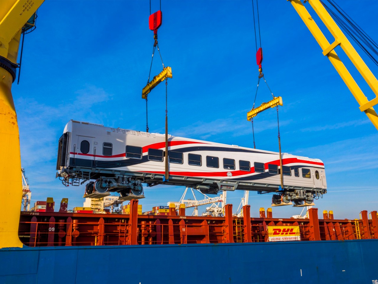 wagon-soulevé-par-une-grue