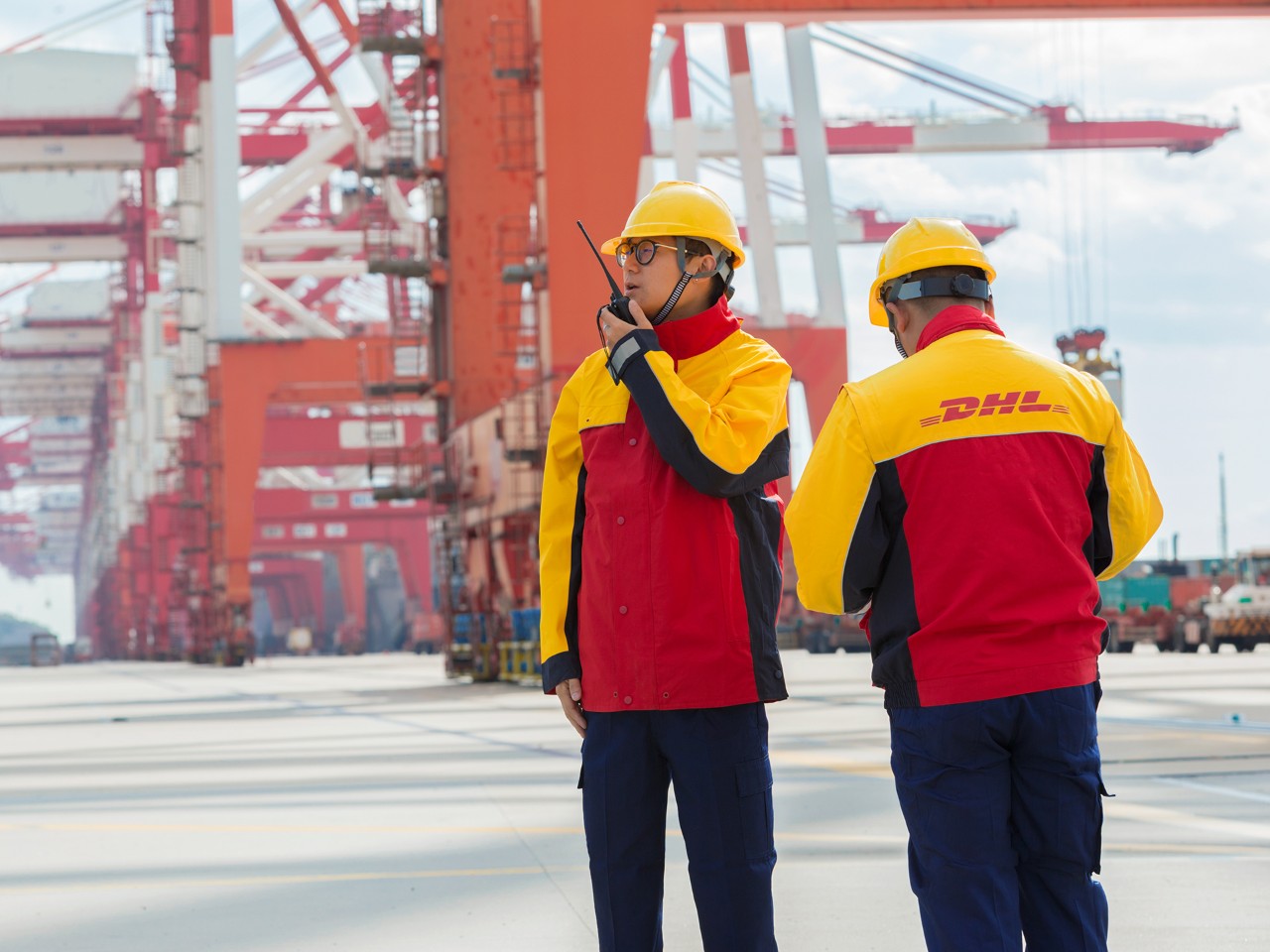 travailleurs-avec-un-talkie-walkie-dans-un-port-à-conteneurs