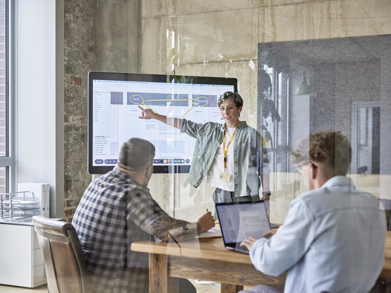 employé-faisant-une-présentation