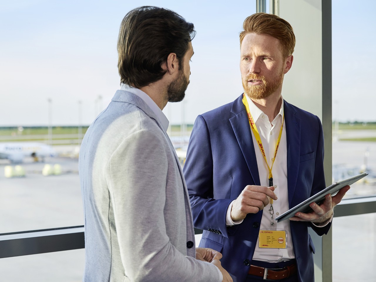 employé-conseille-un-homme-d-affaires