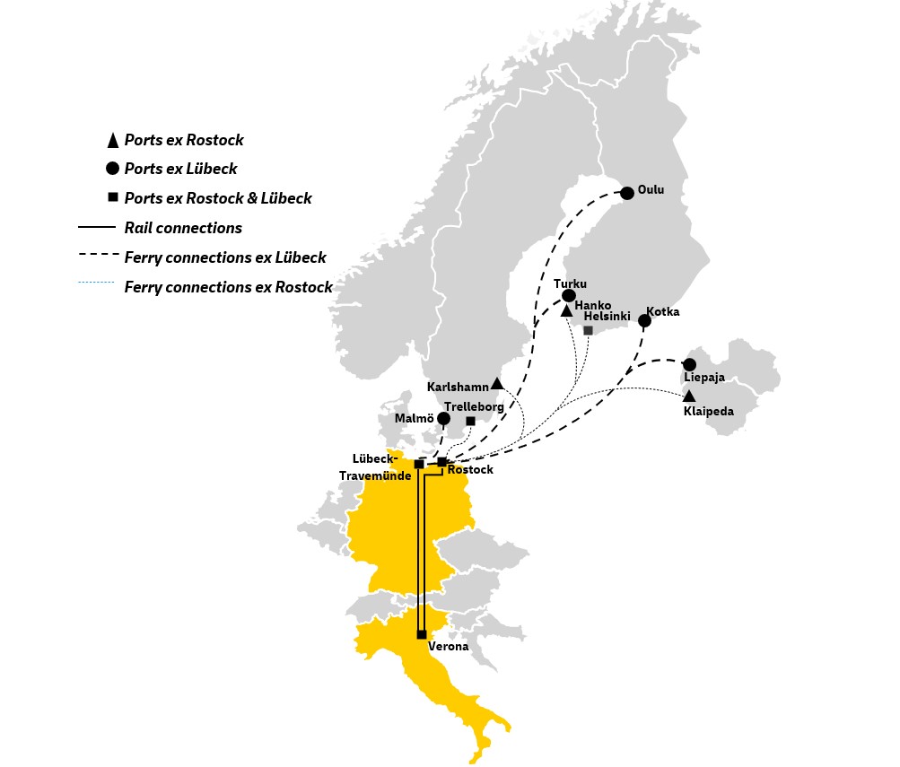 Una mappa di Italia, Germania, Svezia e Finlandia che mostra i collegamenti ferroviari di DHL Freight tra Verona, Lubecca-Travemünde e Rostock. Vengono mostrate le rotte dei traghetti dalla Germania verso i porti svedesi di Malmö, Trelleborg e Karlshamn, verso i porti finlandesi di Turku, Hanko e Helsinki, verso Liepaja in Lettonia e Klaipeda in Lituania.