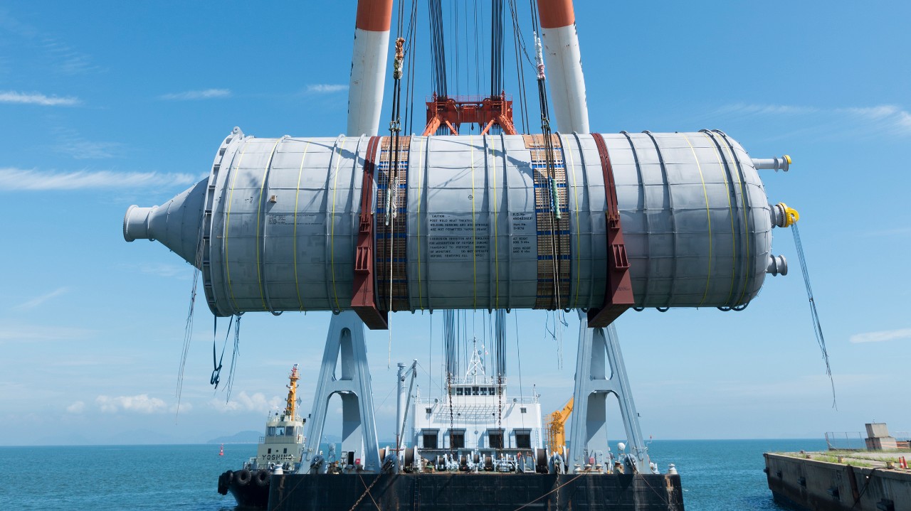 Un tambor de coque cuelga de un barco grúa