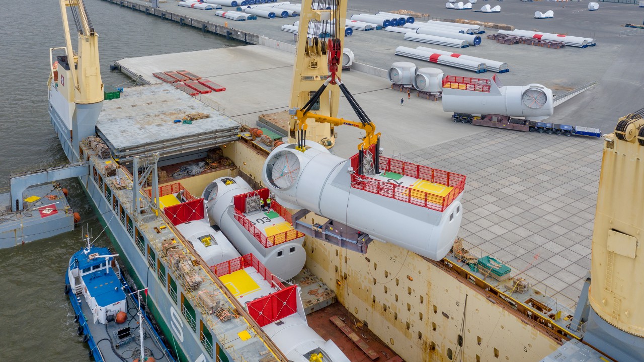 Un contenedor especial se carga en un barco