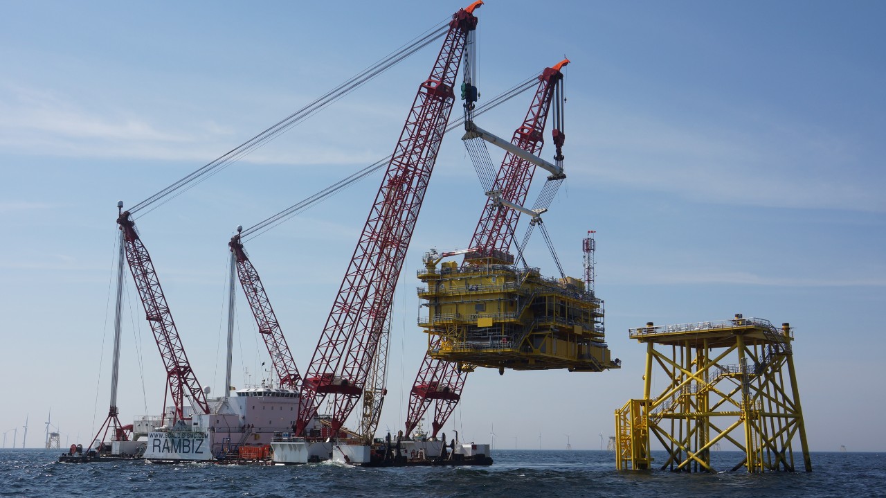 Parte de una plataforma cuelga de un barco grúa